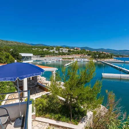 Traumhaftes Direkt Am Eigenen Mit Privatem Balkon, Meerblick, Klima, Wifi Apartman Novi Vinodolski