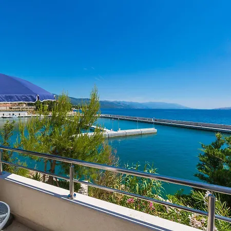 Traumhaftes Direkt Am Eigenen Mit Privatem Balkon, Meerblick, Klima, Wifi Apartman Novi Vinodolski