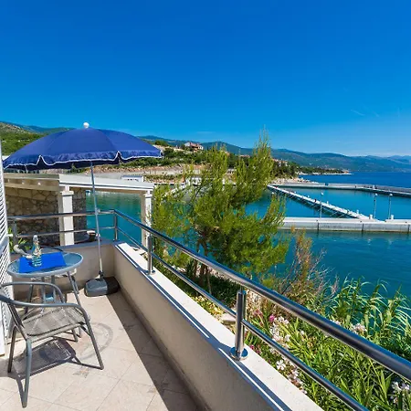 Traumhaftes Direkt Am Eigenen Mit Privatem Balkon, Meerblick, Klima, Wifi Apartman Novi Vinodolski
