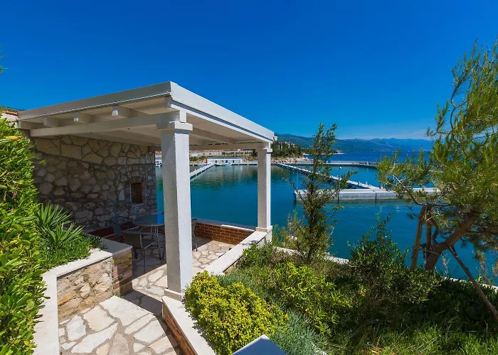 Traumhaftes Direkt Am Eigenen Mit Privatem Balkon, Meerblick, Klima, Wifi Apartment Novi Vinodolski