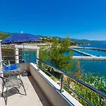 Traumhaftes Direkt Am Eigenen Mit Privatem Balkon, Meerblick, Klima, Wifi Apartment Novi Vinodolski